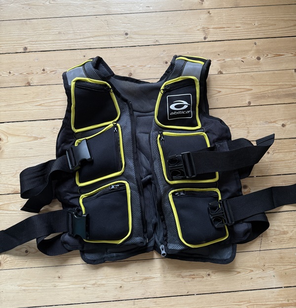 Vi har testat Abilica WeightVest Flexi och den passar bra för kortare personer