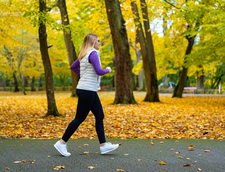 En kvinna som promenerar raskt för viktnedgång