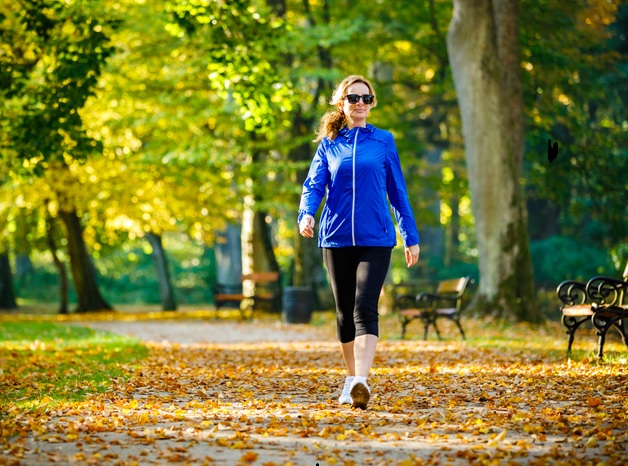 En tjej som vill gå ner i vikt med promenader